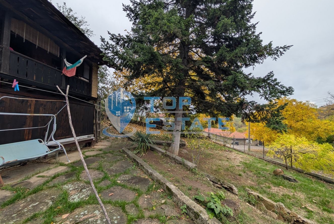 Двуетажна автентична къща с голям двор в село Лесичарка - 0