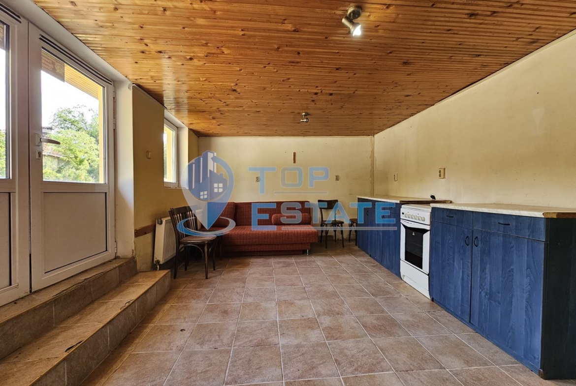 Ремонтирана и обзаведена къща с два санитарни възела в село Хотница, област Велико Търново - 0