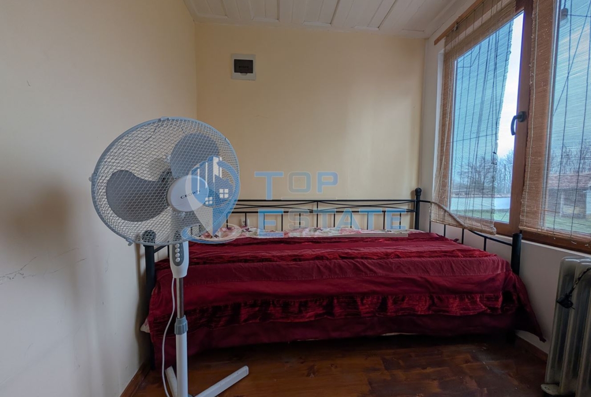 Двуетажна къща с голям двор и кладенец в село Ресен - 0