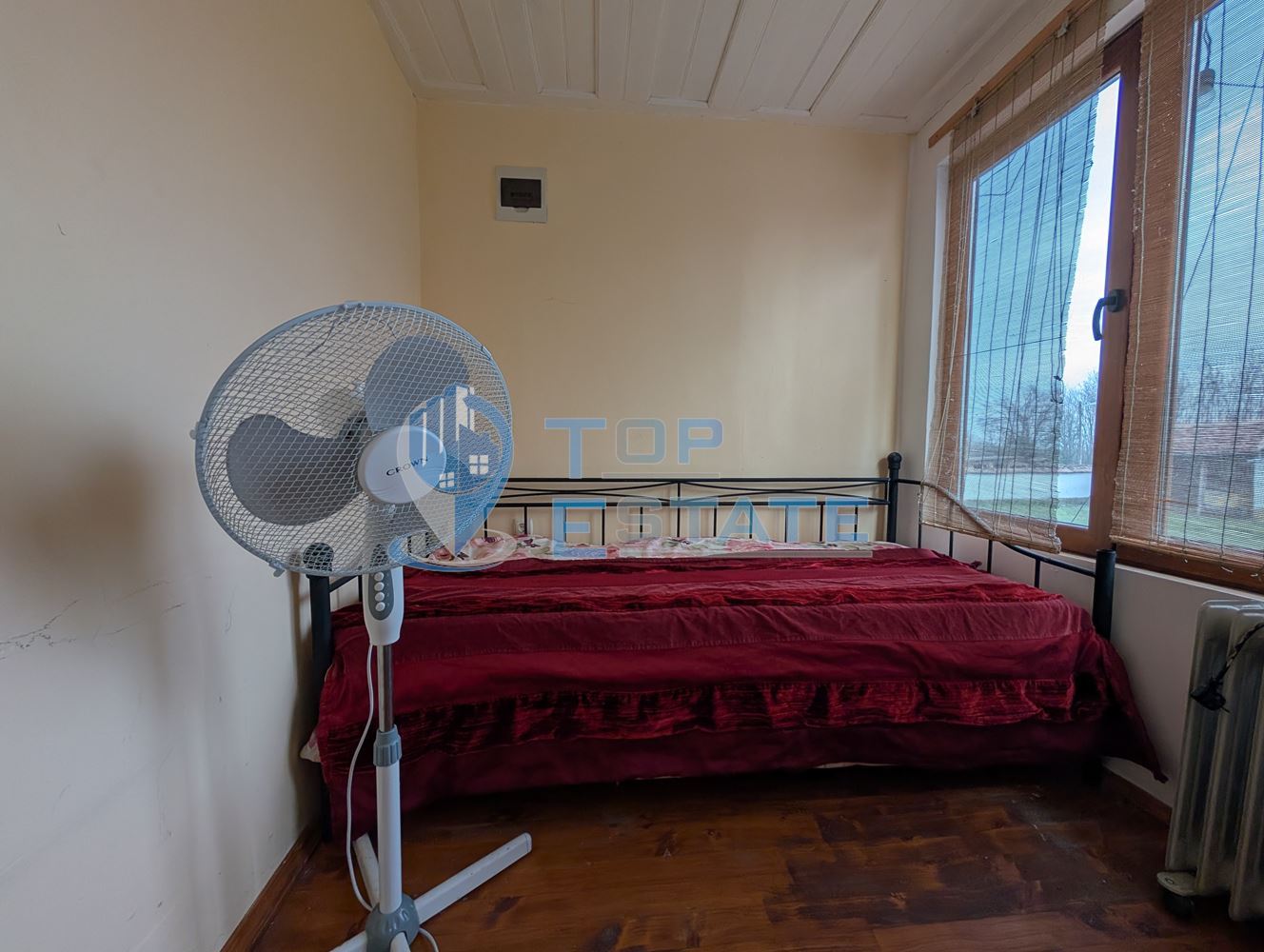 Двуетажна къща с голям двор и кладенец в село Ресен - 0