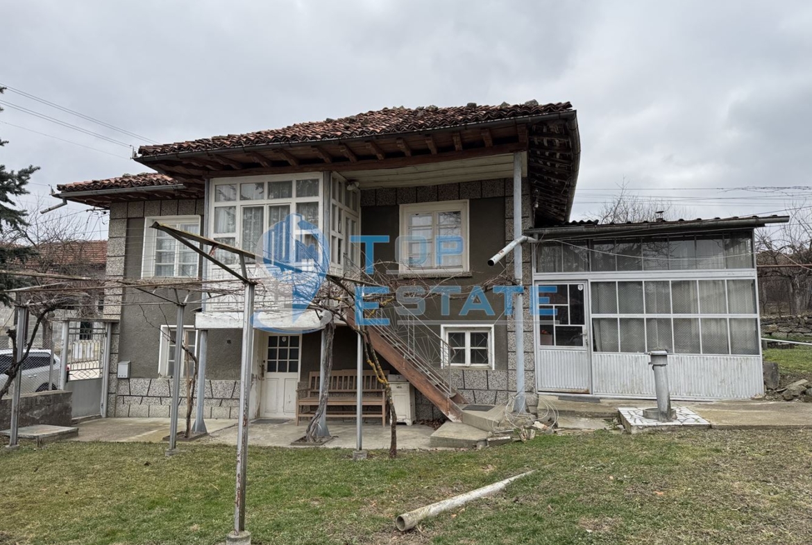 Двуетажна тухлена къща с гараж в с. Константин, област Велико Търново - 0