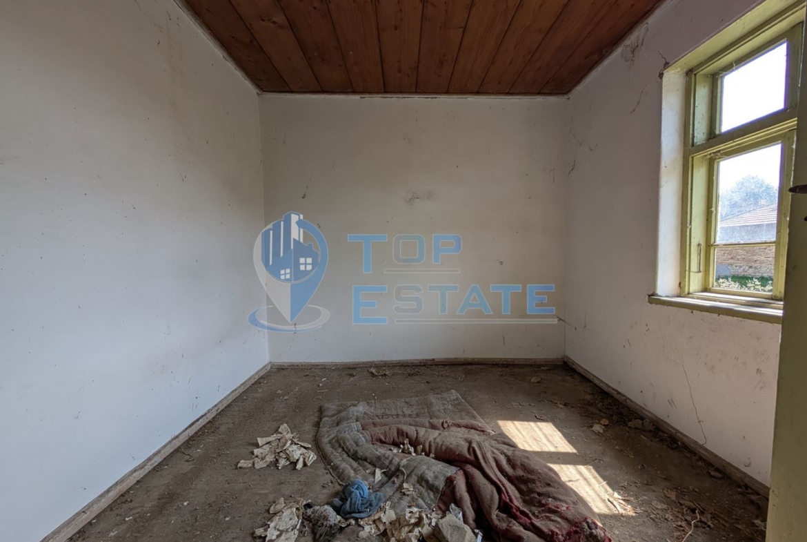 Двуетажна къща с голям двор и кладенец в село Иванча - 0