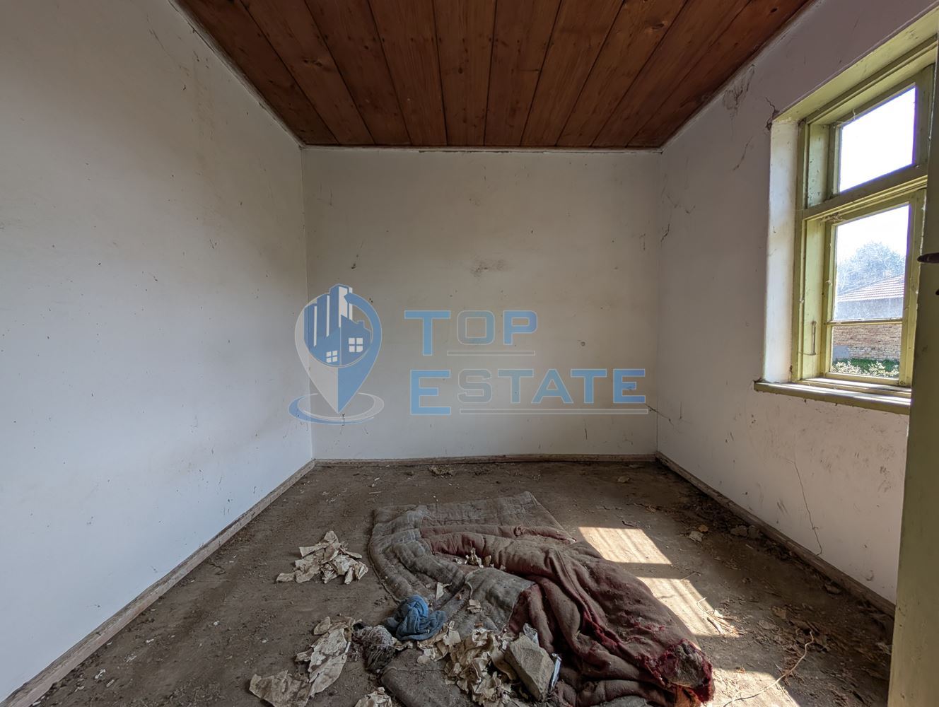 Двуетажна къща с голям двор и кладенец в село Иванча - 0