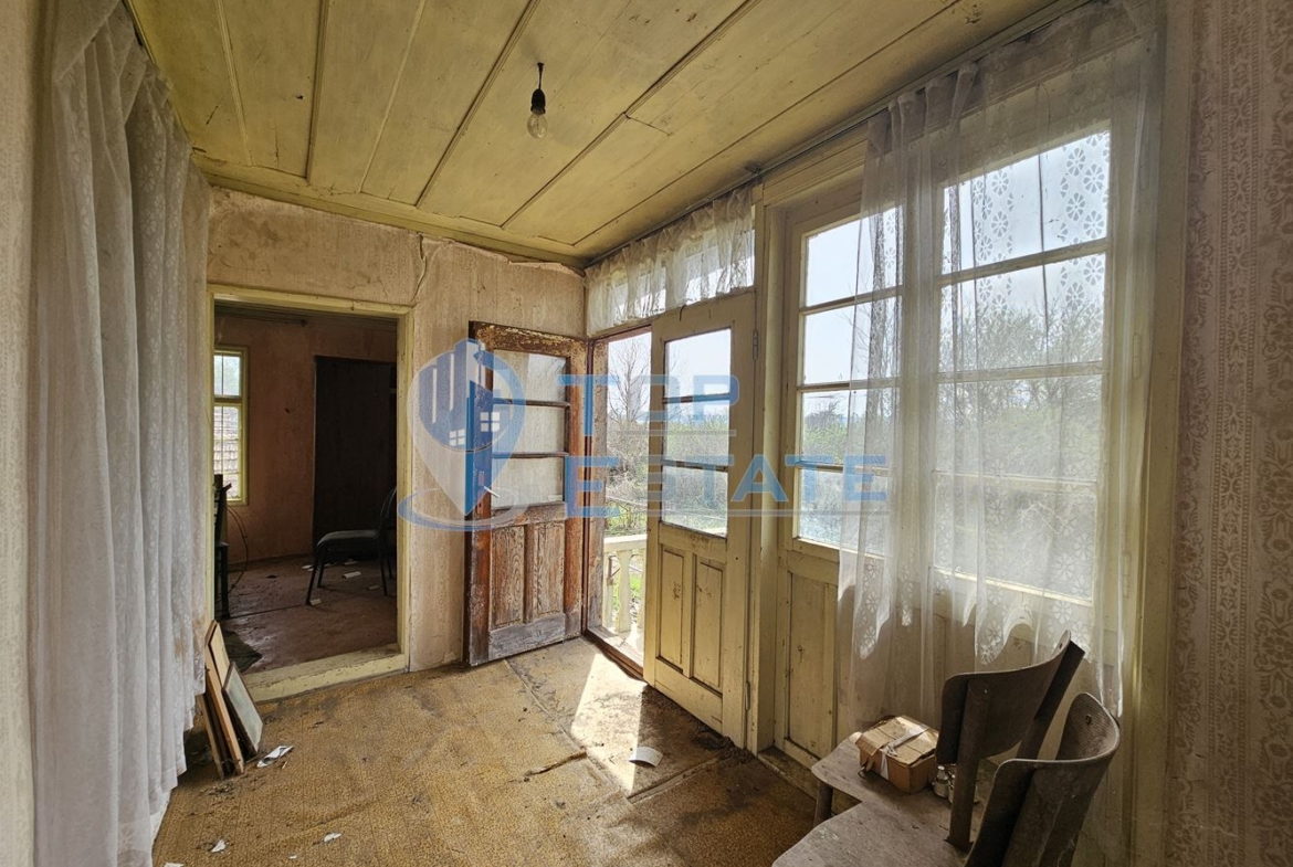 Двуетажна къща с голям двор в село Върбица, област Велико Търново - 0