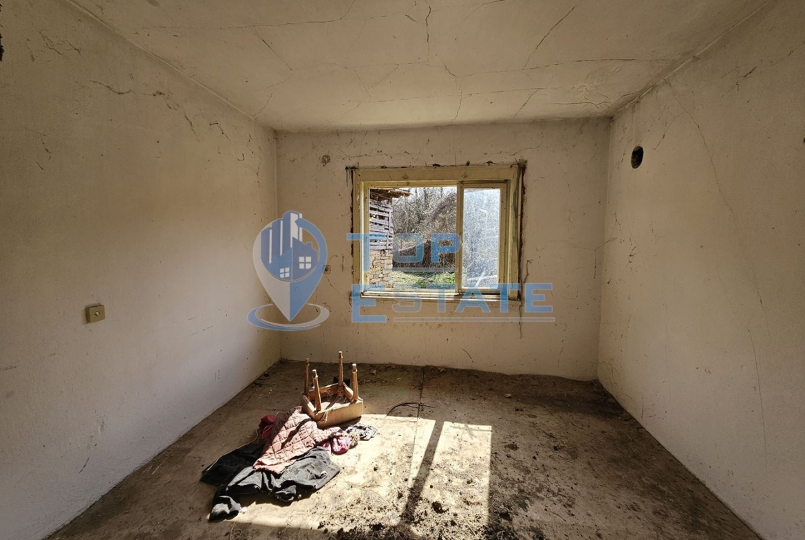 Тухлена къща с двор в село Горско Калугерово - 0