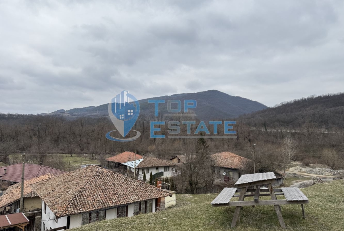 Двуетажна къща с панорамна гледка в гр. Елена, област Велико Търново - 0