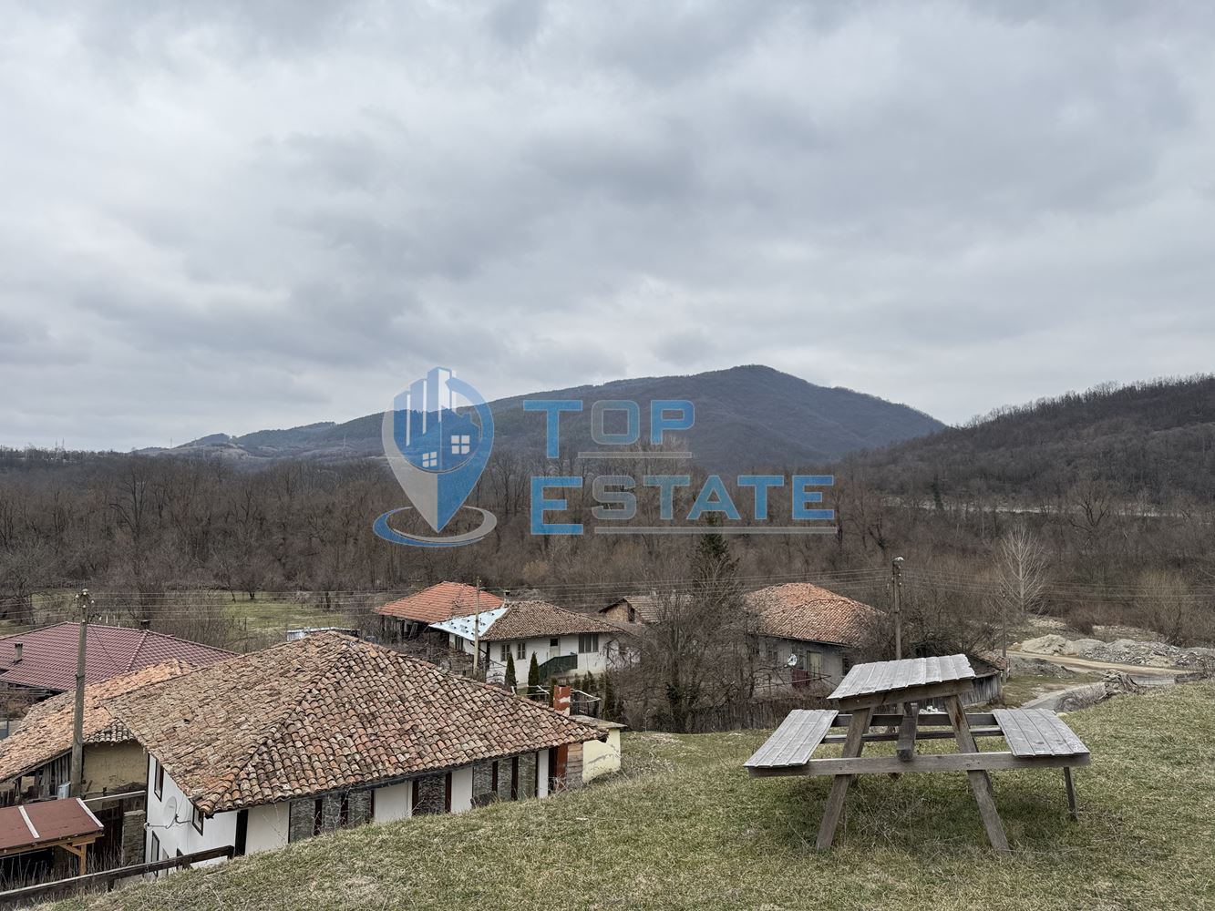 Двуетажна къща с панорамна гледка в гр. Елена, област Велико Търново - 0