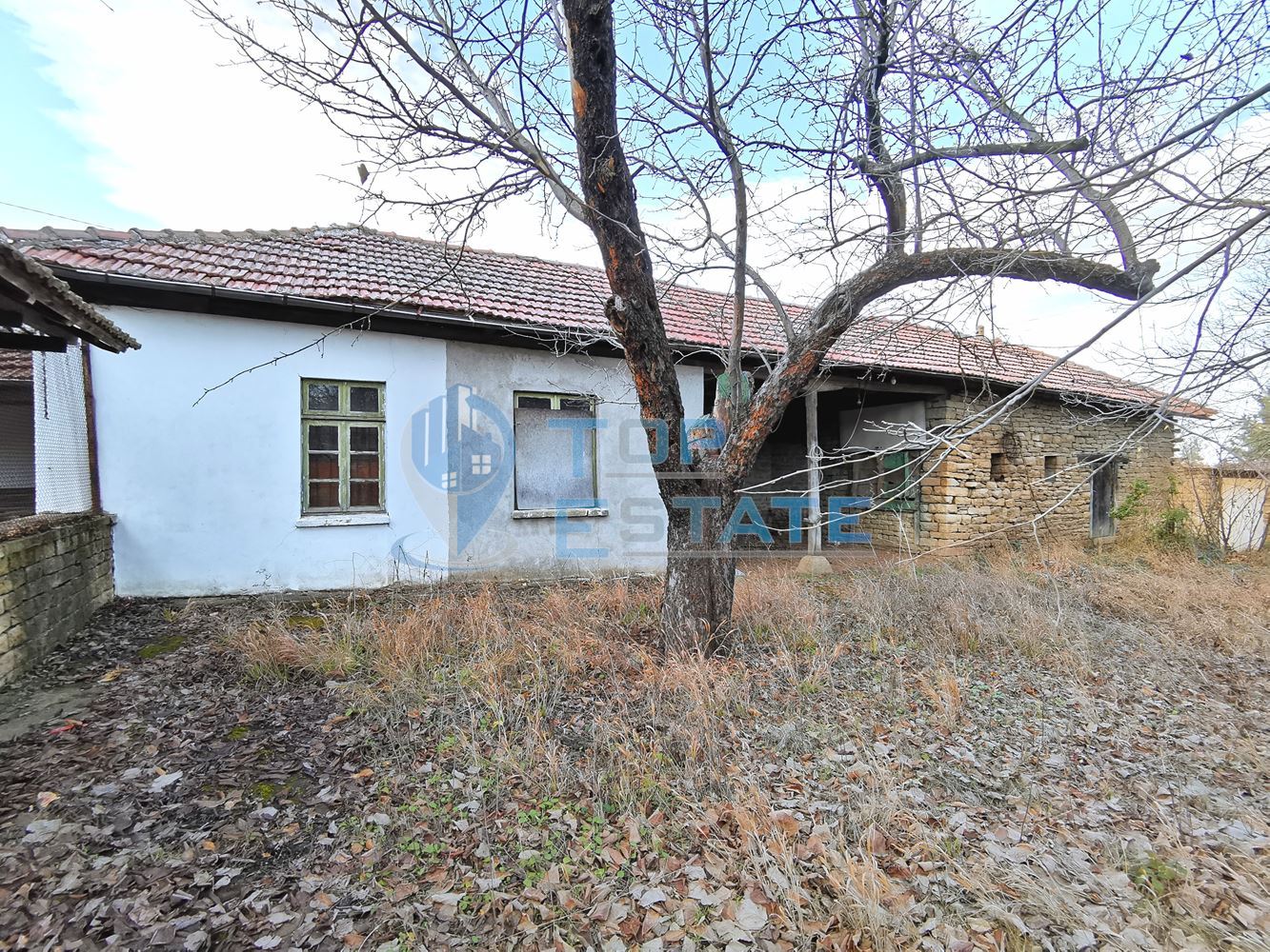 Двуетажна тухлена къща с вътрешна баня с тоалетна в с. Дъскот-0 Двуетажна тухлена къща с вътрешна баня с тоалетна в с. Дъскот - 0