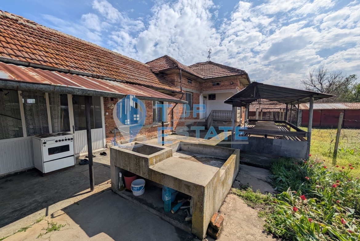 Едноетажна тухлена къща с гараж в село Павел - 0