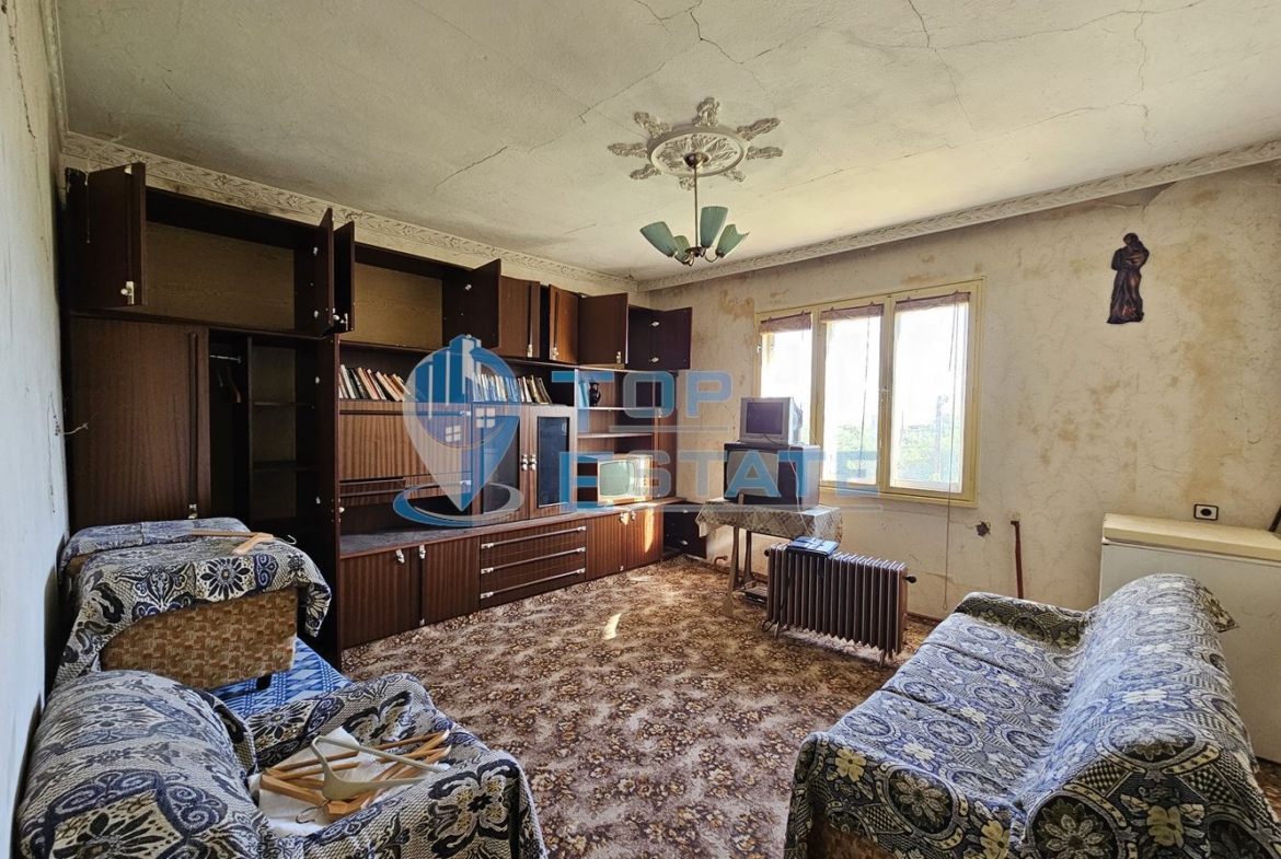 Тухлена къща с вътрешна тоалетна, гараж и голям двор в село Българско сливово, област В. Търново - 0