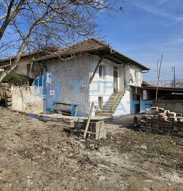 Реновирана къща с голям двор и гараж в село Самоводене - 0