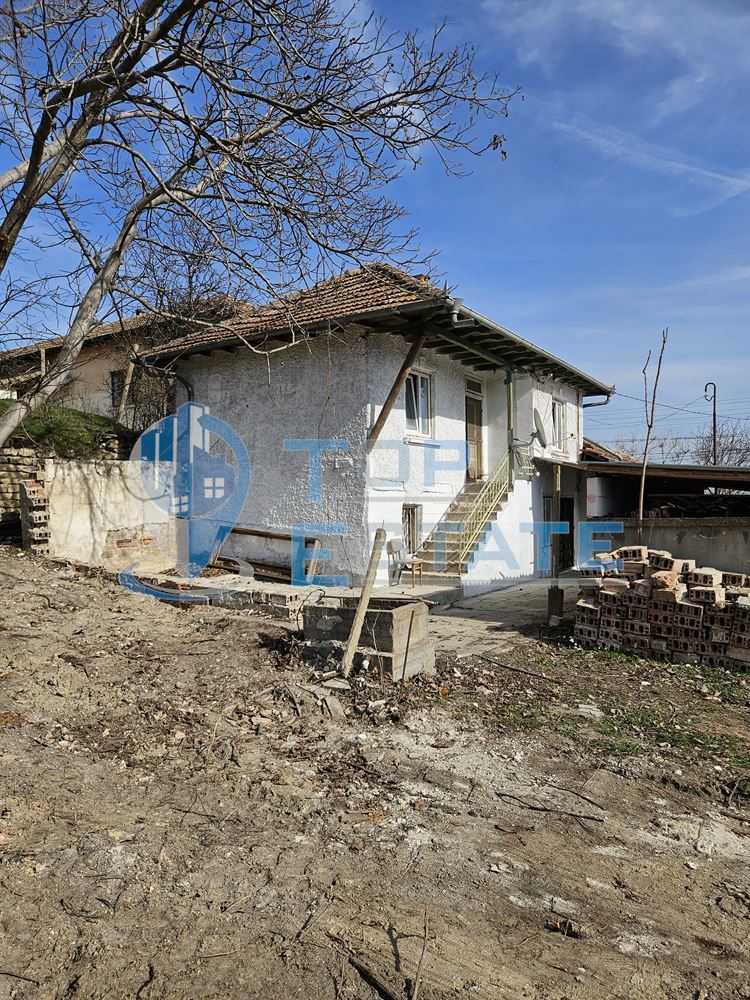 Реновирана къща с голям двор и гараж в село Самоводене - 0