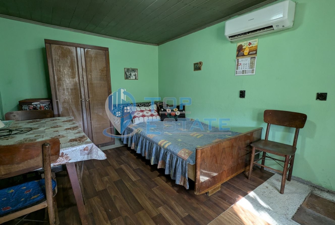 Двуетажна тухлена къща на главната улица в село Поликраище, област Велико Търново - 0