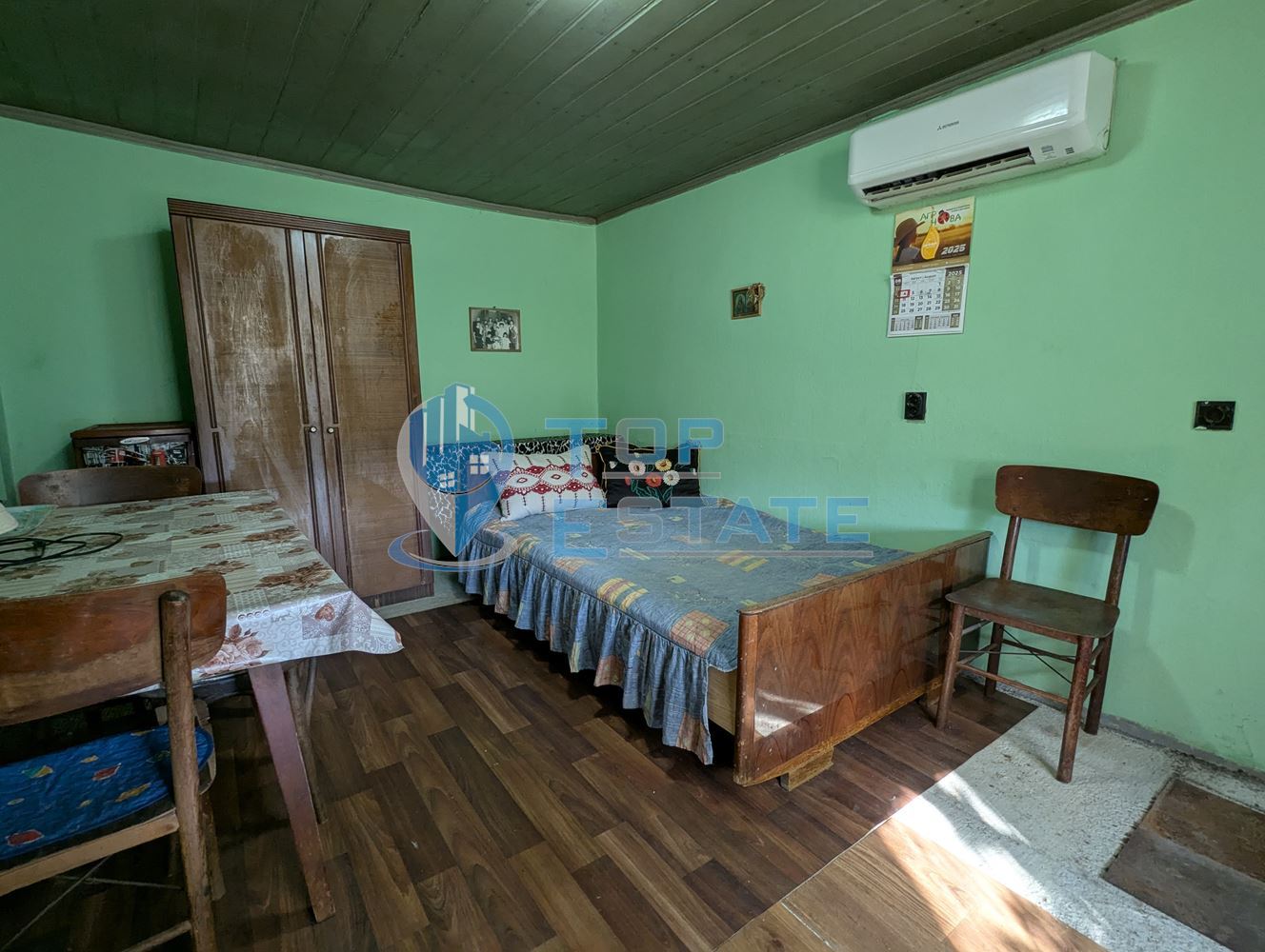 Двуетажна тухлена къща на главната улица в село Поликраище, област Велико Търново-0 Двуетажна тухлена къща на главната улица в село Поликраище, област Велико Търново - 0