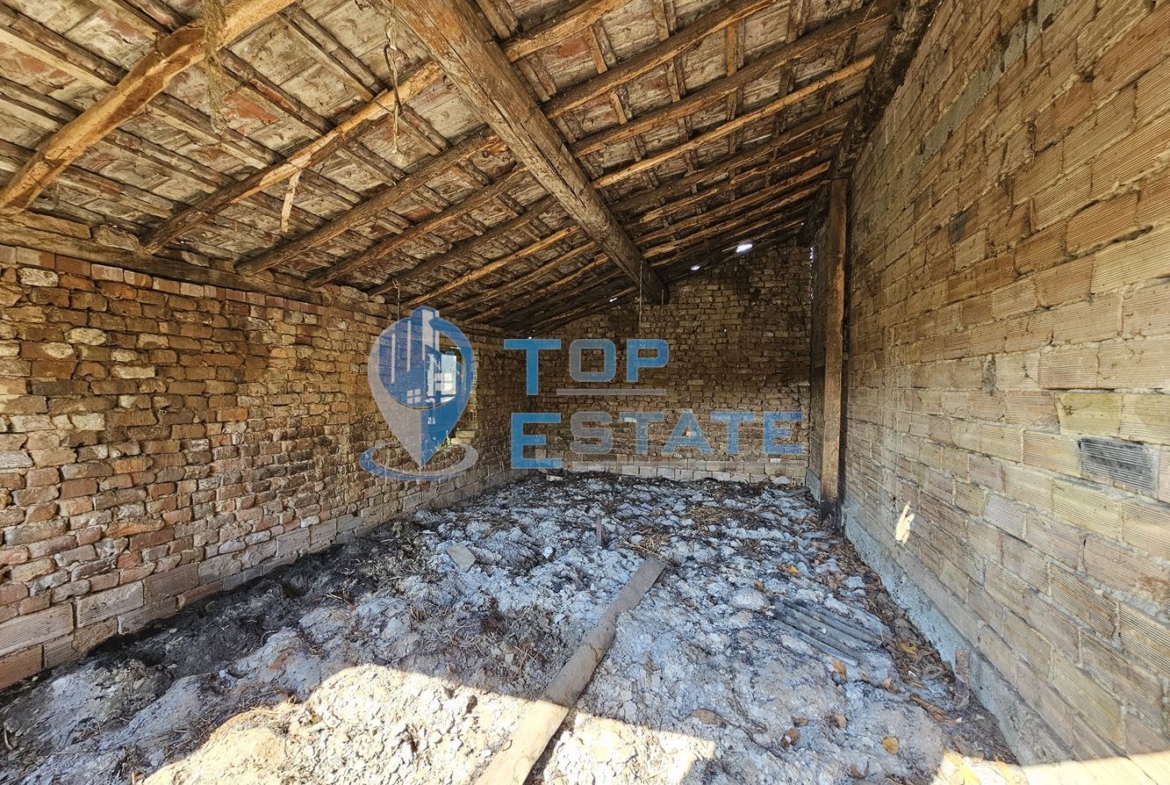 Масивна тухлена двуетажна къща с голям двор в село Драгомирово, община Свищов - 0