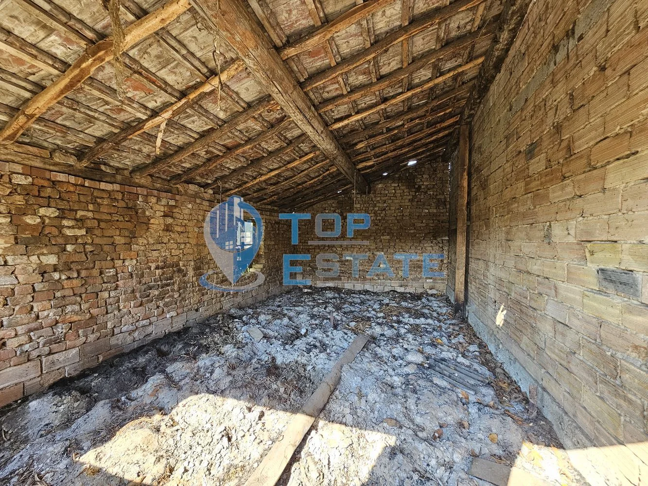 Масивна тухлена двуетажна къща с голям двор в село Драгомирово, община Свищов - 0