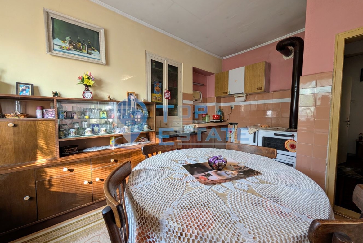 Едноетажна къща с множество стопански постройки и голям двор в село Хаджидимитрово - 0