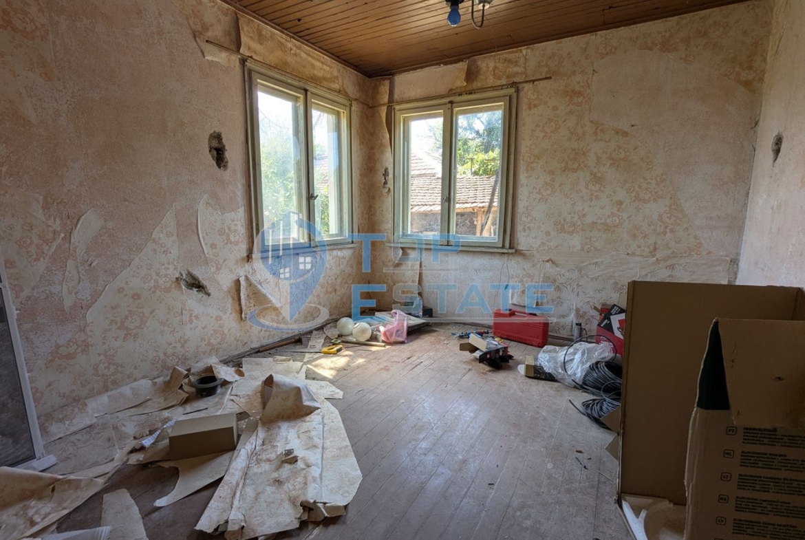 Двуетажна тухлена къща с кладенец в село Поликраище, област Велико Търново - 0