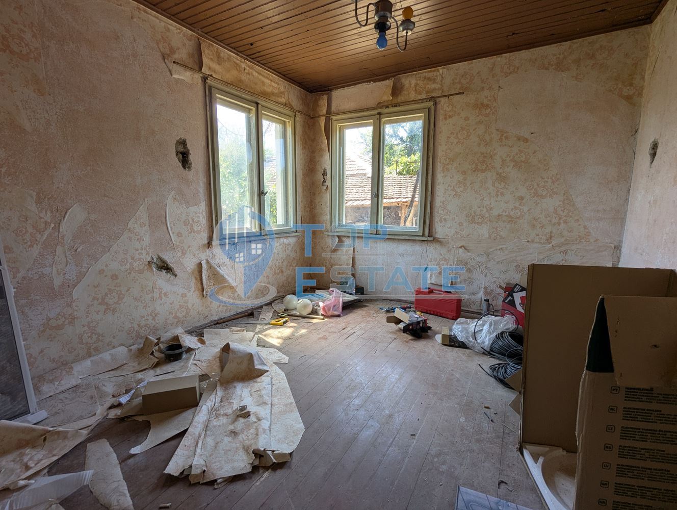 Двуетажна тухлена къща с кладенец в село Поликраище, област Велико Търново - 0