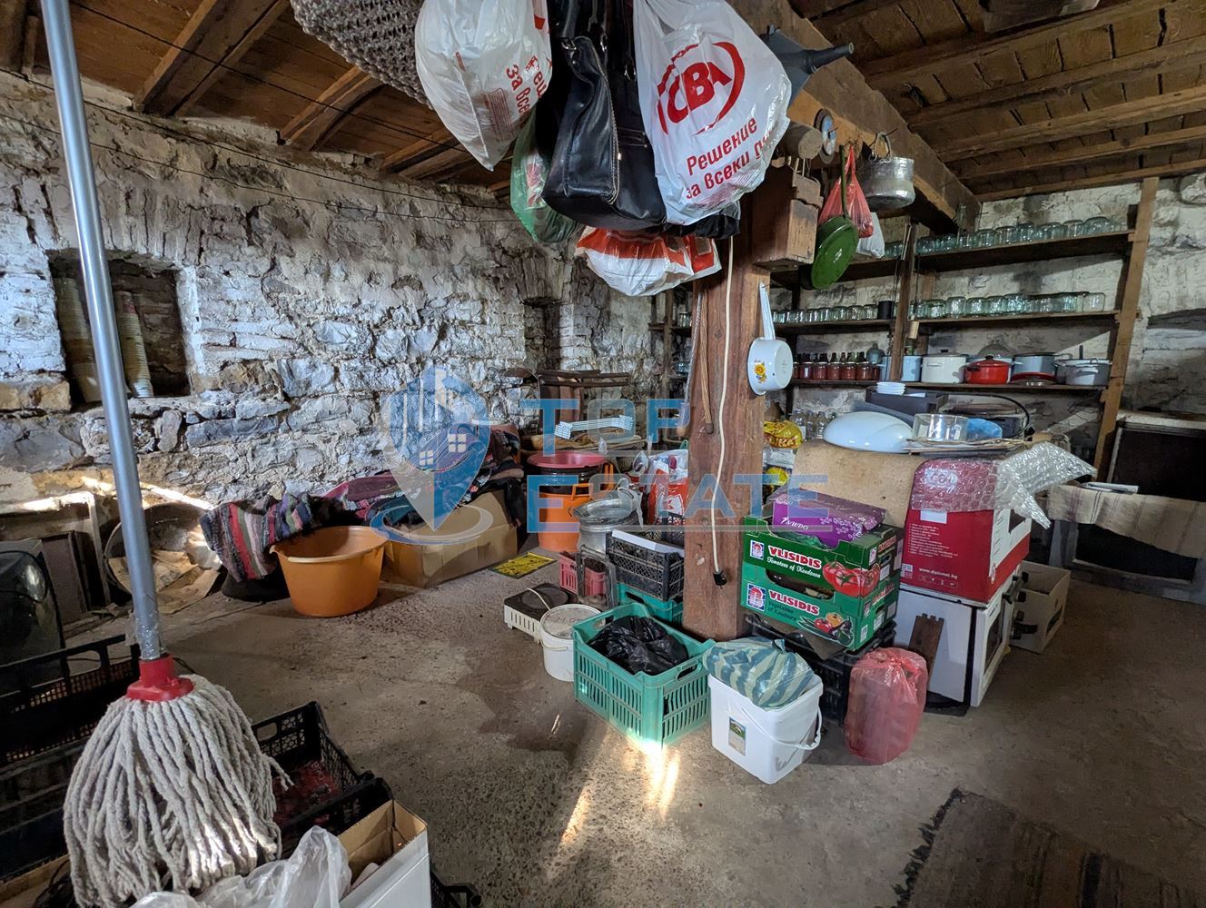 Двуетажна тухлена къща на главната улица в село Поликраище, област Велико Търново-0 Двуетажна тухлена къща на главната улица в село Поликраище, област Велико Търново - 0