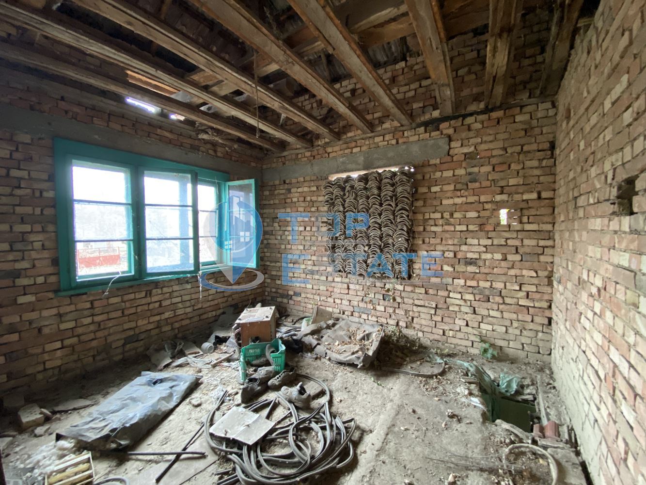 Двуетажна тухлена къща с кладенец в село Иванча, област Велико Търново - 0