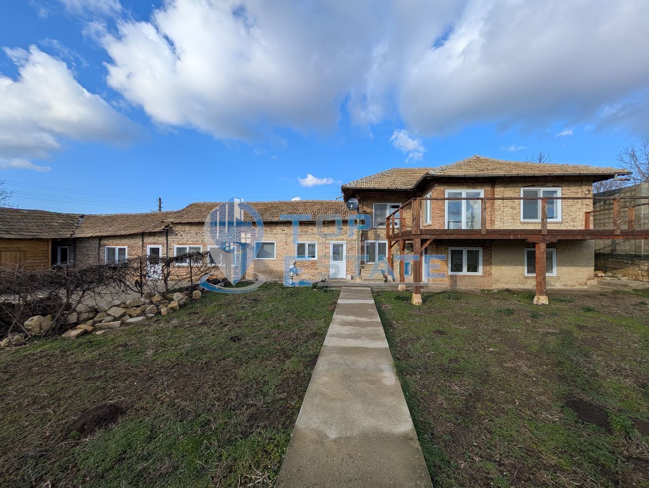 Реновирана тухлена къща с красива панорама и басейн в село Садина-0 Реновирана тухлена къща с красива панорама и басейн в село Садина - 0