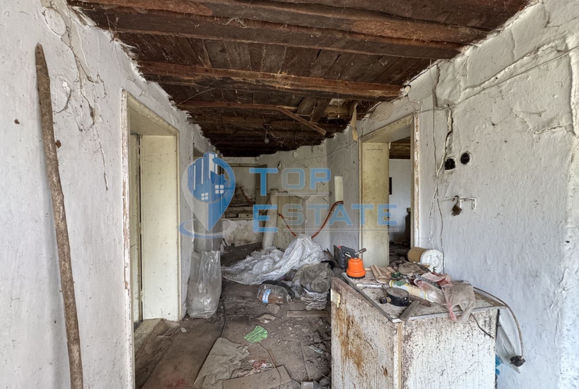 Двуетажна тухлена къща с голям двор в село Патреш, област Велико Търново - 0