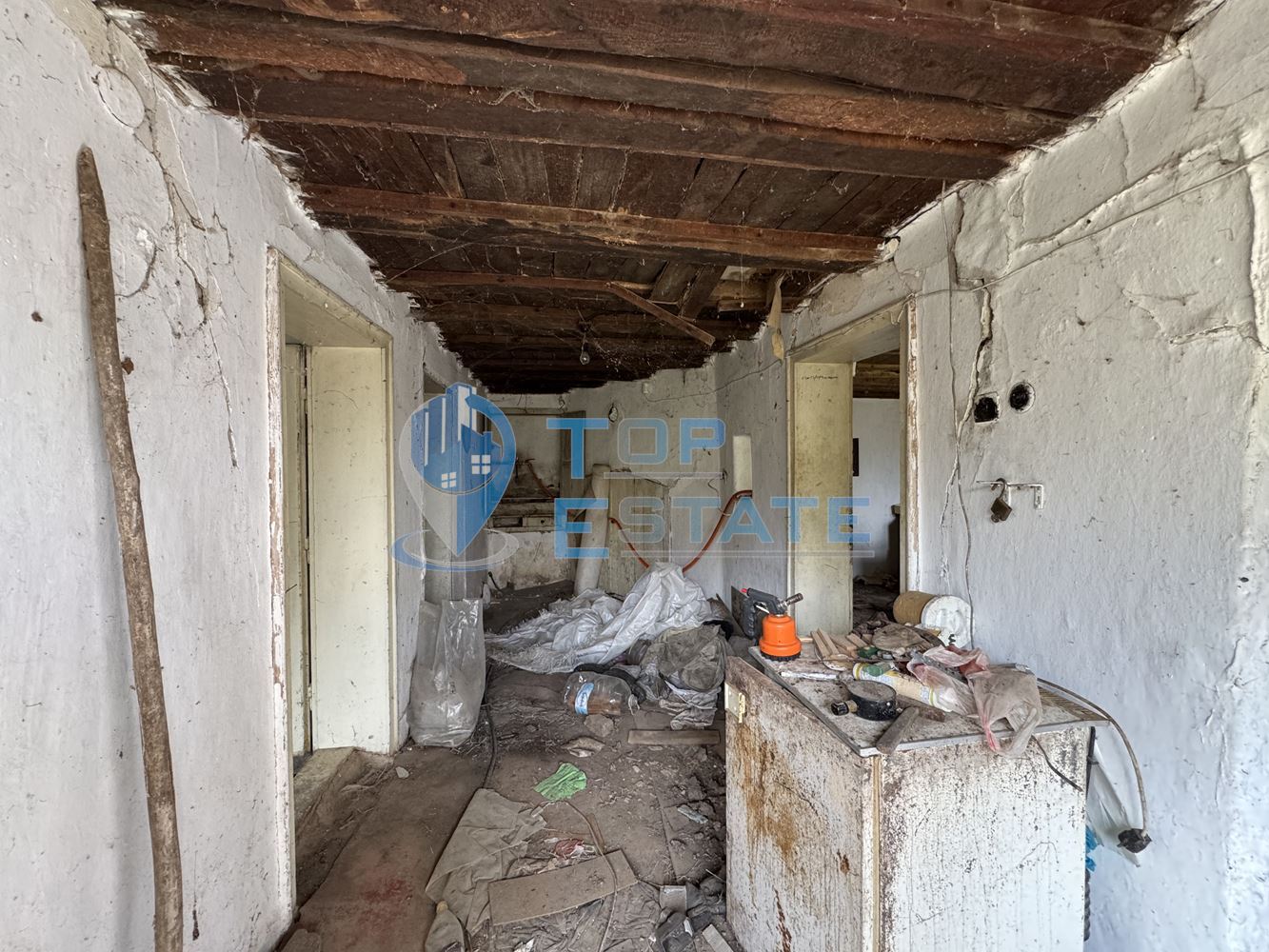 Двуетажна тухлена къща с голям двор в село Патреш, област Велико Търново - 0