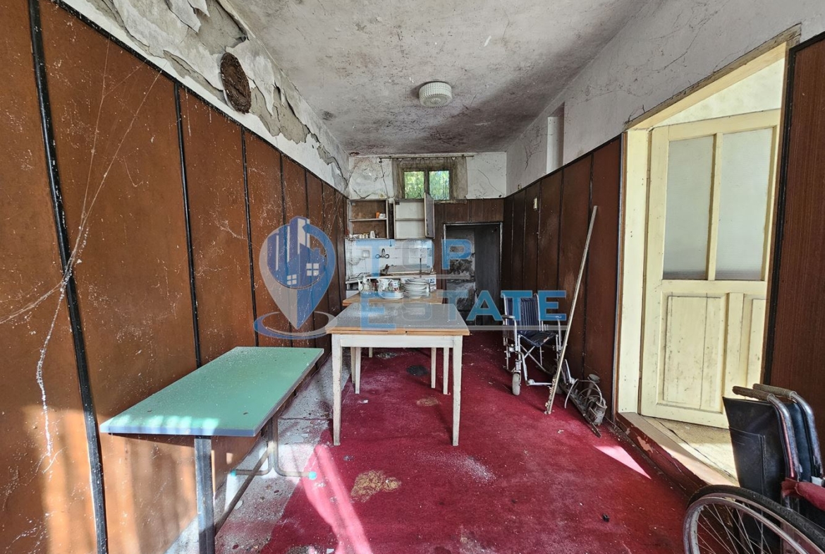 Тухлена къща с вътрешна тоалетна, гараж и голям двор в село Българско сливово, област В. Търново - 0