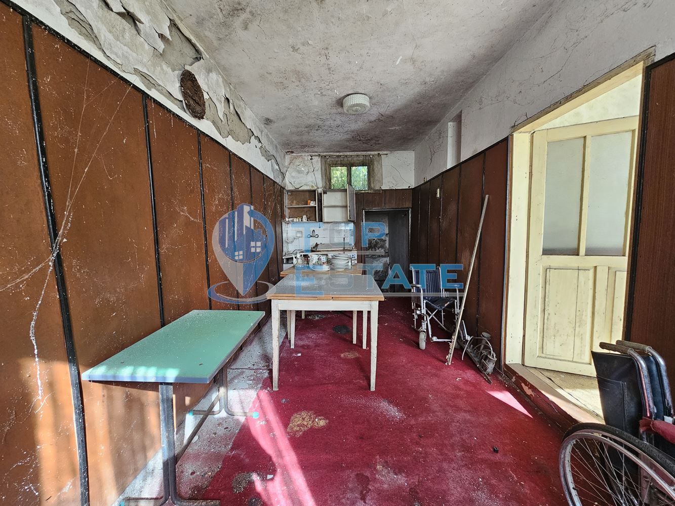 Тухлена къща с вътрешна тоалетна, гараж и голям двор в село Българско сливово, област В. Търново - 0