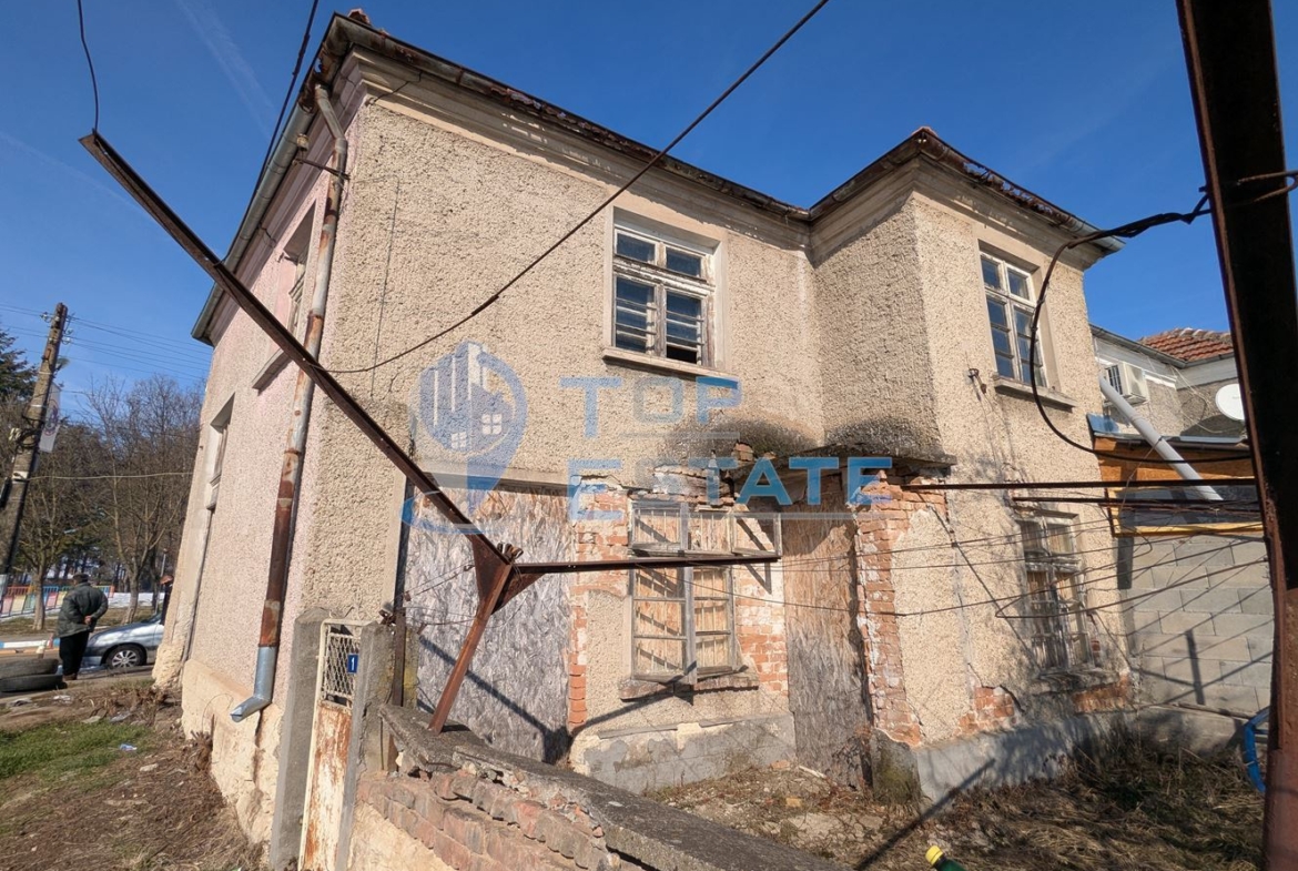 Двуетажна тухлена къща в близост до центъра на град Борово, област Габрово - 0