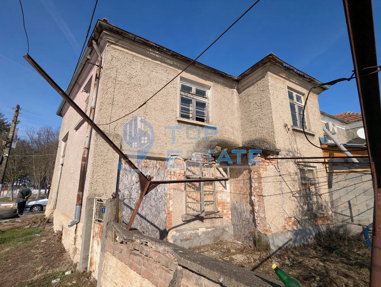 Двуетажна тухлена къща в близост до центъра на град Борово, област Габрово - 0