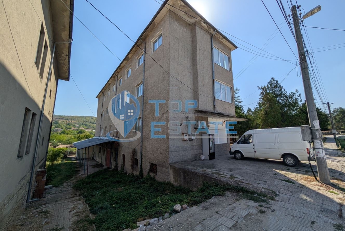 Търговска сграда в центъра на село Самоводене - 0