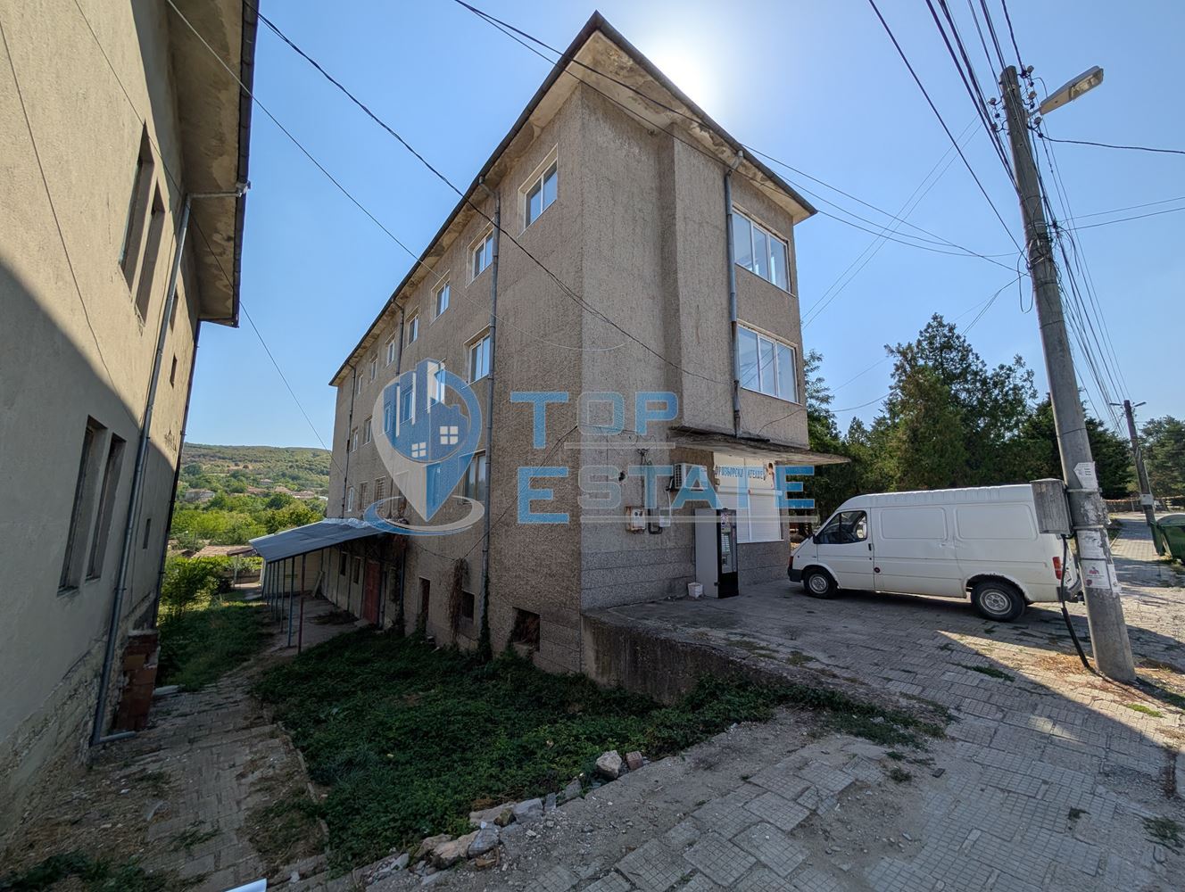 Търговска сграда в центъра на село Самоводене - 0