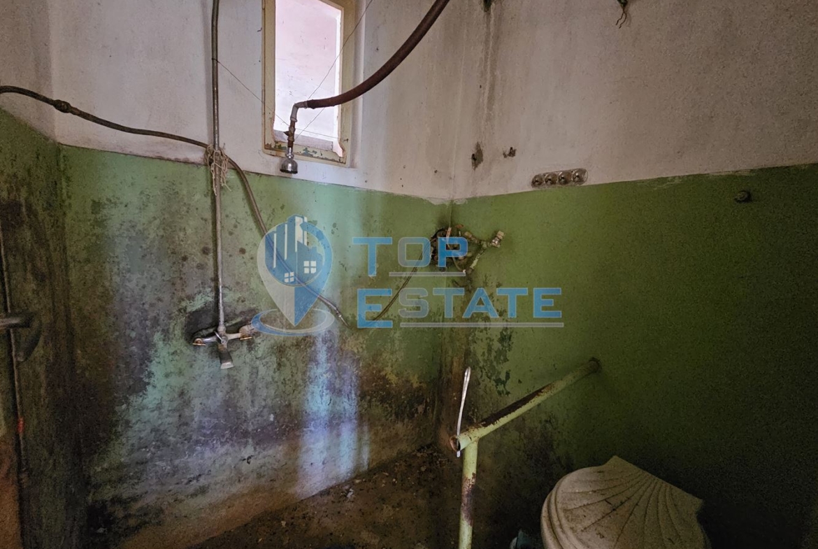 Тухлена къща с вътрешна тоалетна, гараж и голям двор в село Българско сливово, област В. Търново - 0