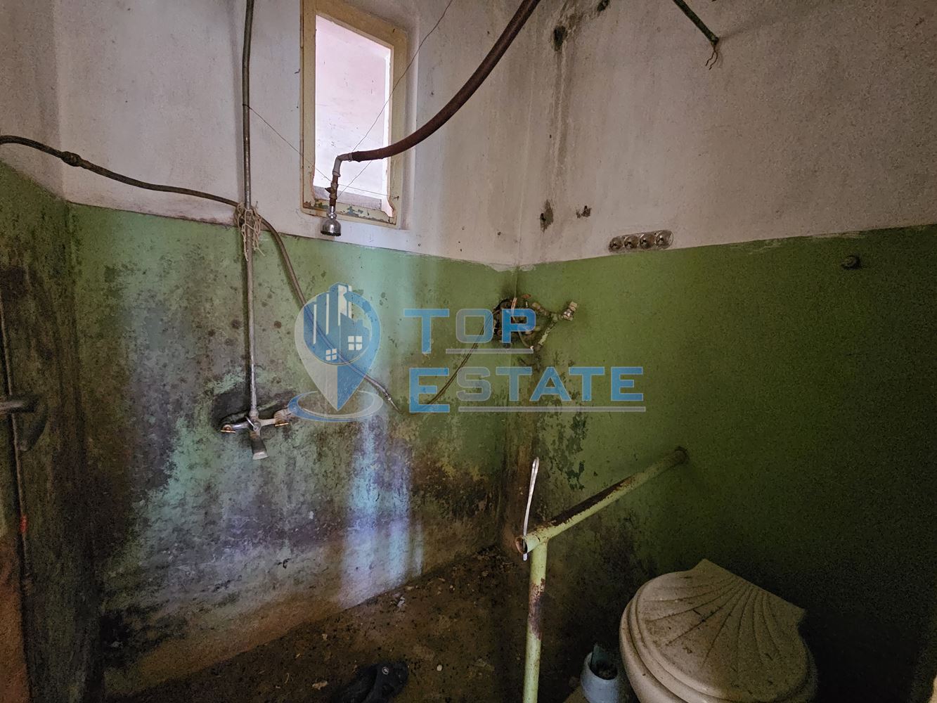 Тухлена къща с вътрешна тоалетна, гараж и голям двор в село Българско сливово, област В. Търново - 0