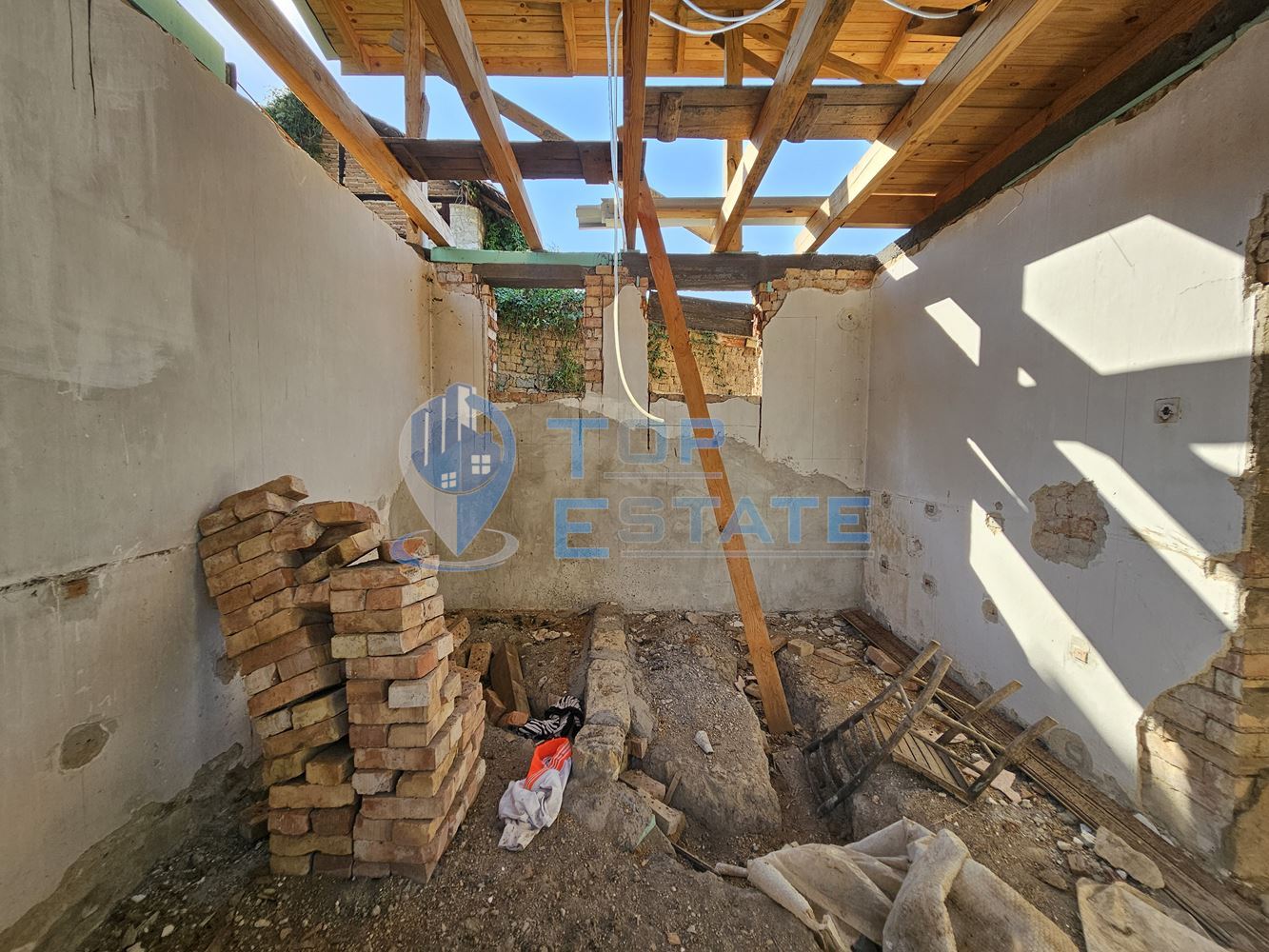 Къща с голям двор в село Горско Косово до язовир Александър Стамболийски - 0