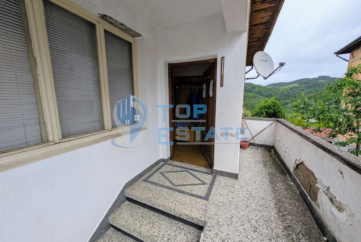 Двуетажна тухлена къща с панорамна гледка в град Плачковци - 0