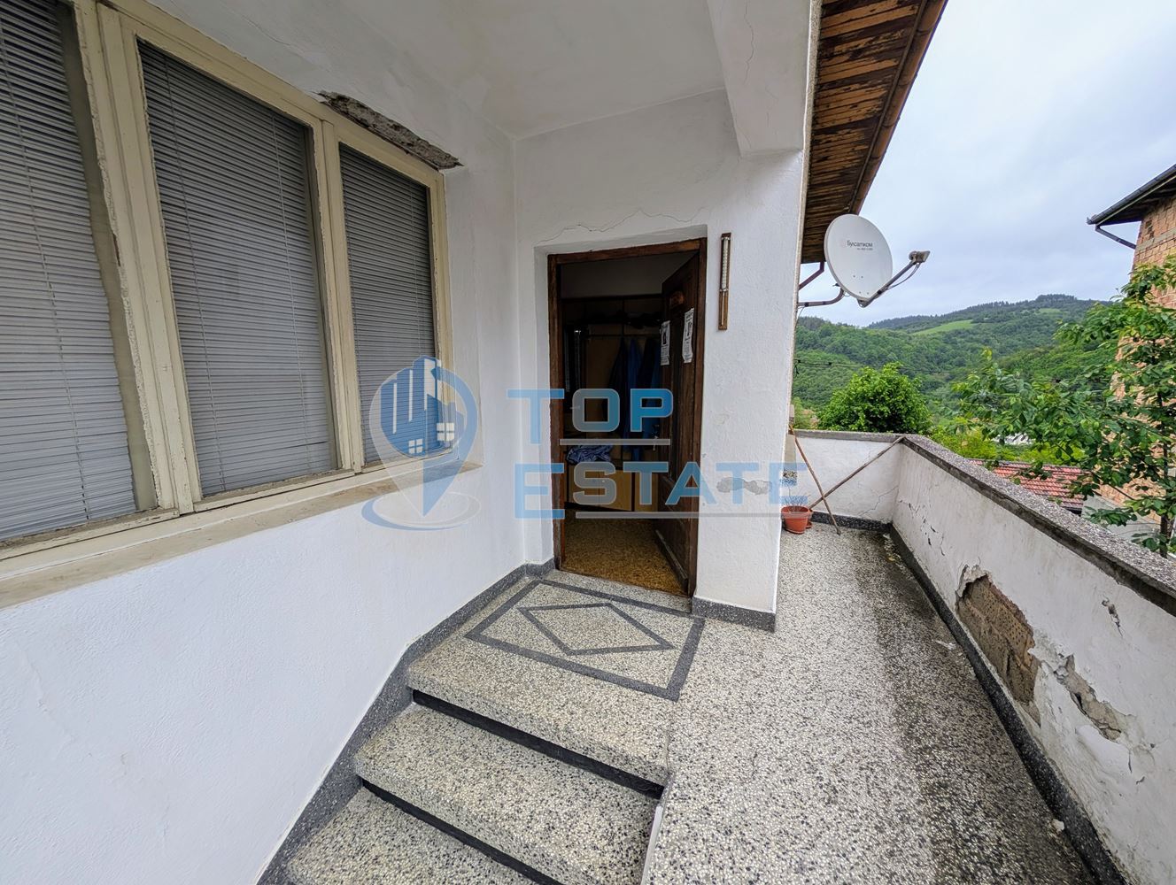 Двуетажна тухлена къща с панорамна гледка в град Плачковци - 0