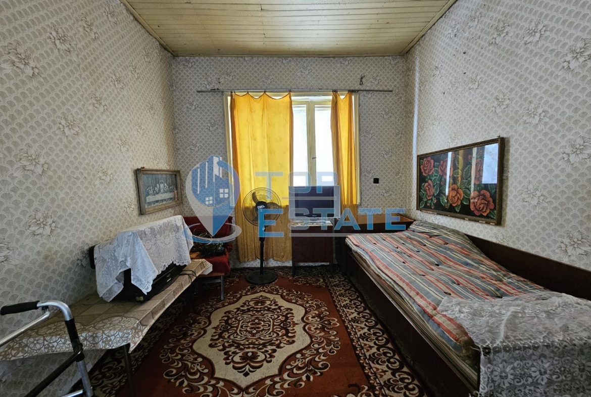 Голяма едноетажна тухлена къща с гараж в село Страхилово - 0