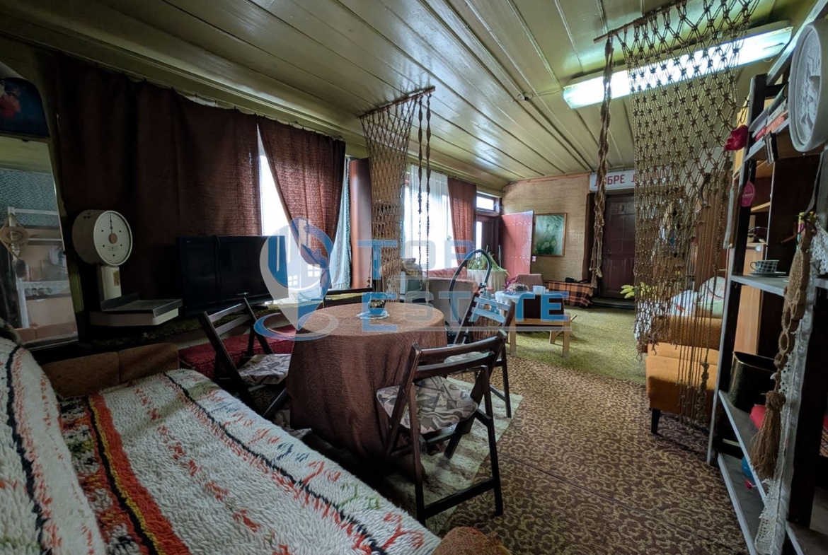 Двуетажна автентична къща с голям двор в село Лесичарка - 0