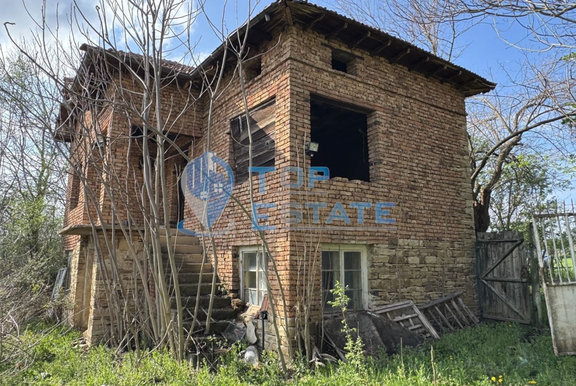 Двуетажна тухлена къща с голям двор в село Патреш, област Велико Търново - 0