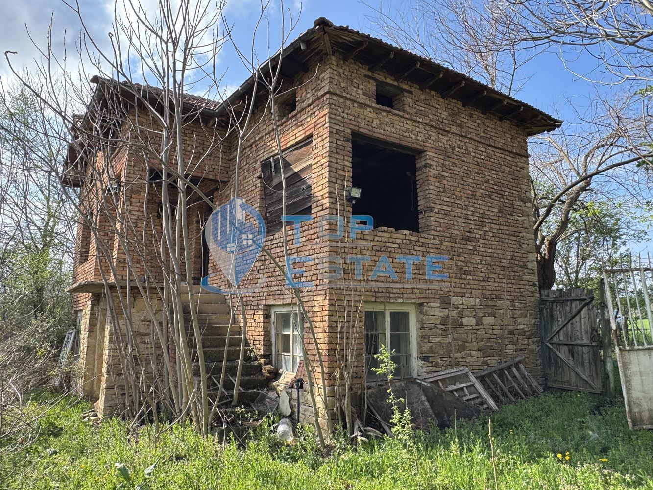 Двуетажна тухлена къща с голям двор в село Патреш, област Велико Търново - 0