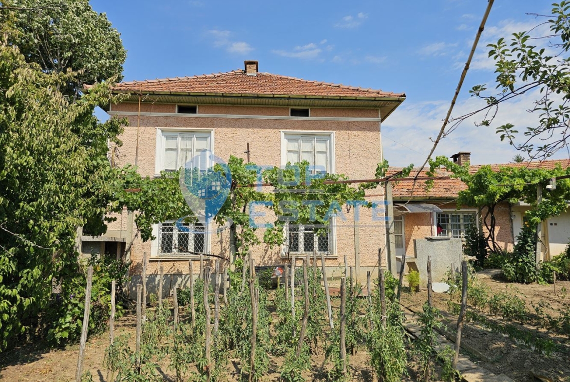 Двуетажна тухлена къща с гараж и голям двор в село Добромирка - 0