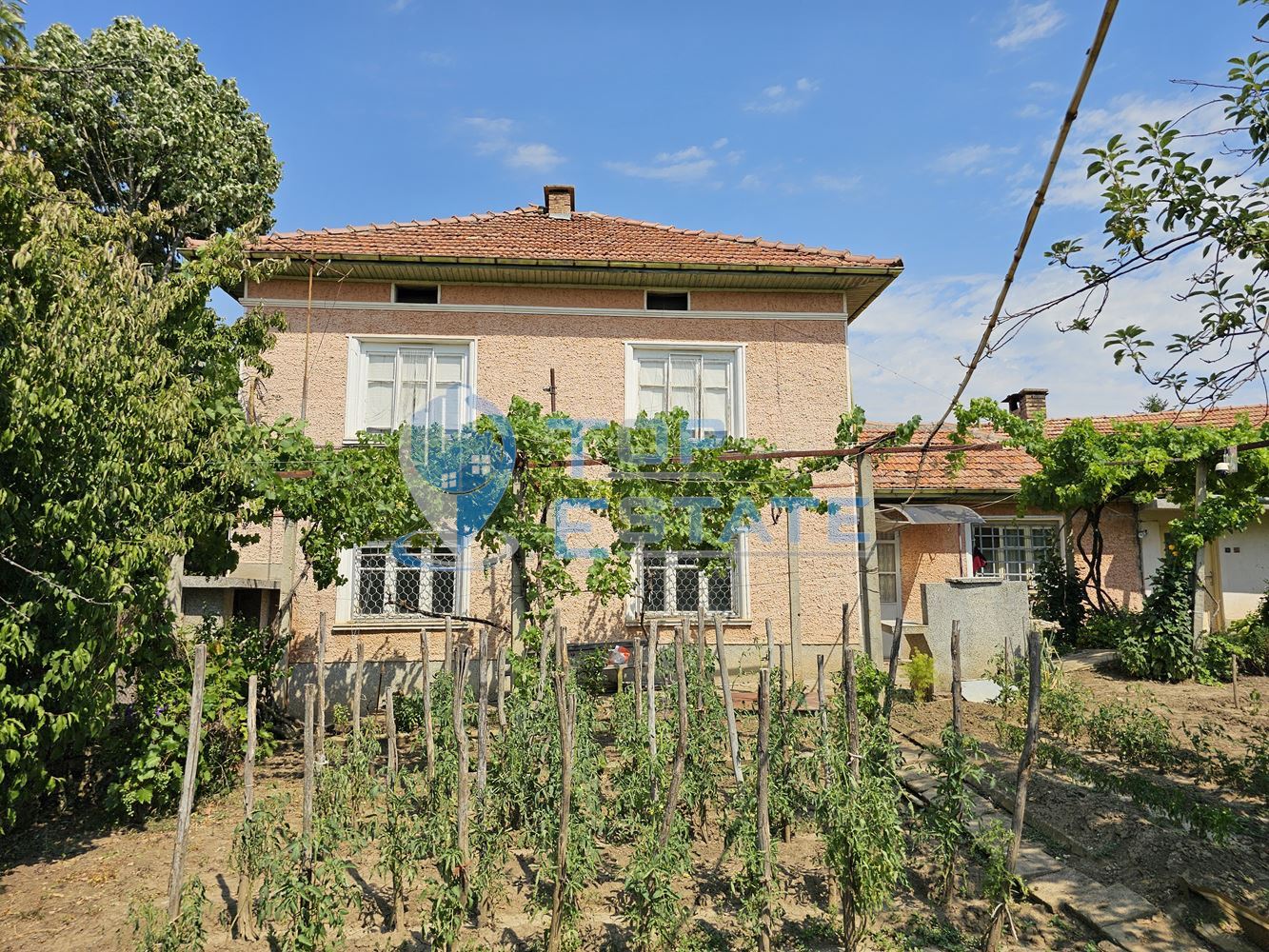 Двуетажна тухлена къща с гараж и голям двор в село Добромирка - 0