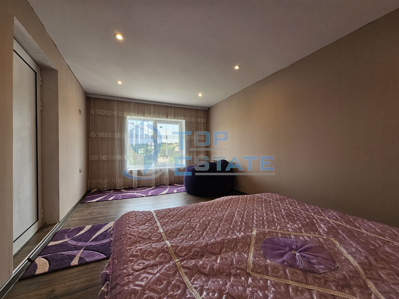 Двуетажна обзаведена и ремонтирана къща с три спални в село Страхилово, област Велико Търново - 0