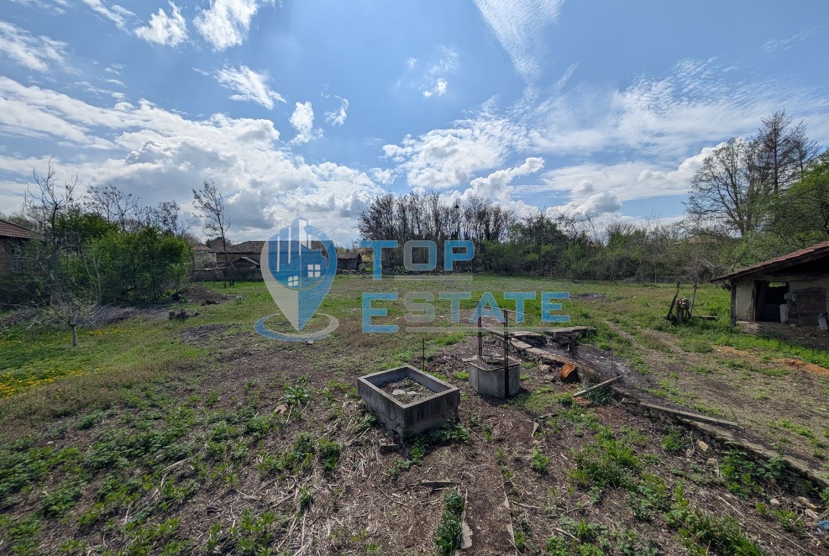 Двуетажна къща с голям двор и кладенец в село Иванча - 0