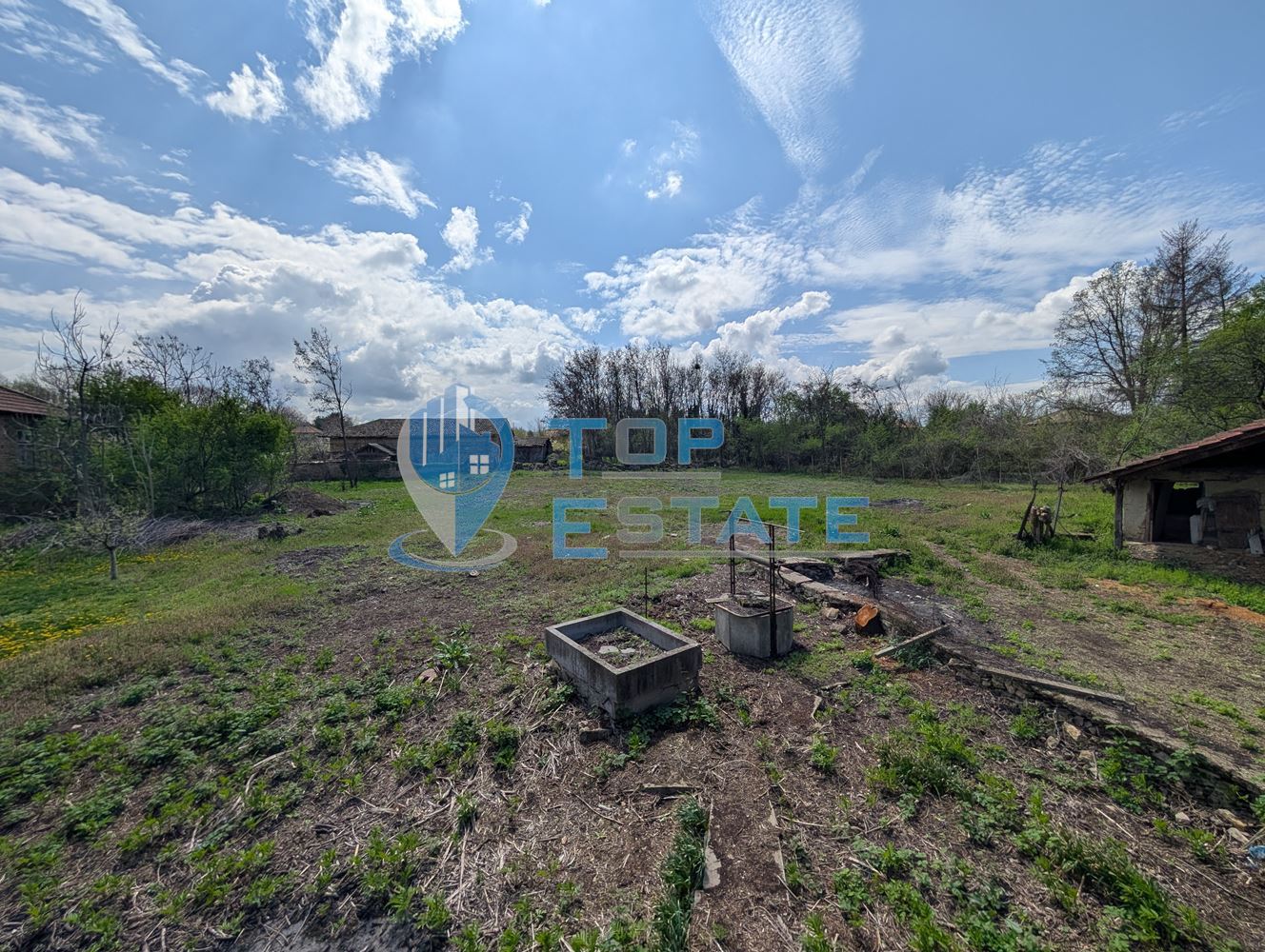 Двуетажна къща с голям двор и кладенец в село Иванча - 0