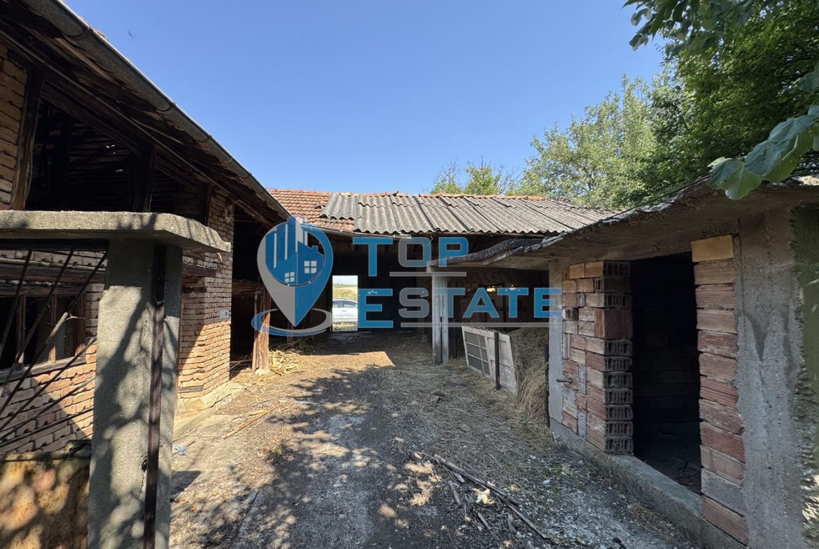 Тухлена къща с кладенец и голям двор в село Павел, област Велико Търново - 0