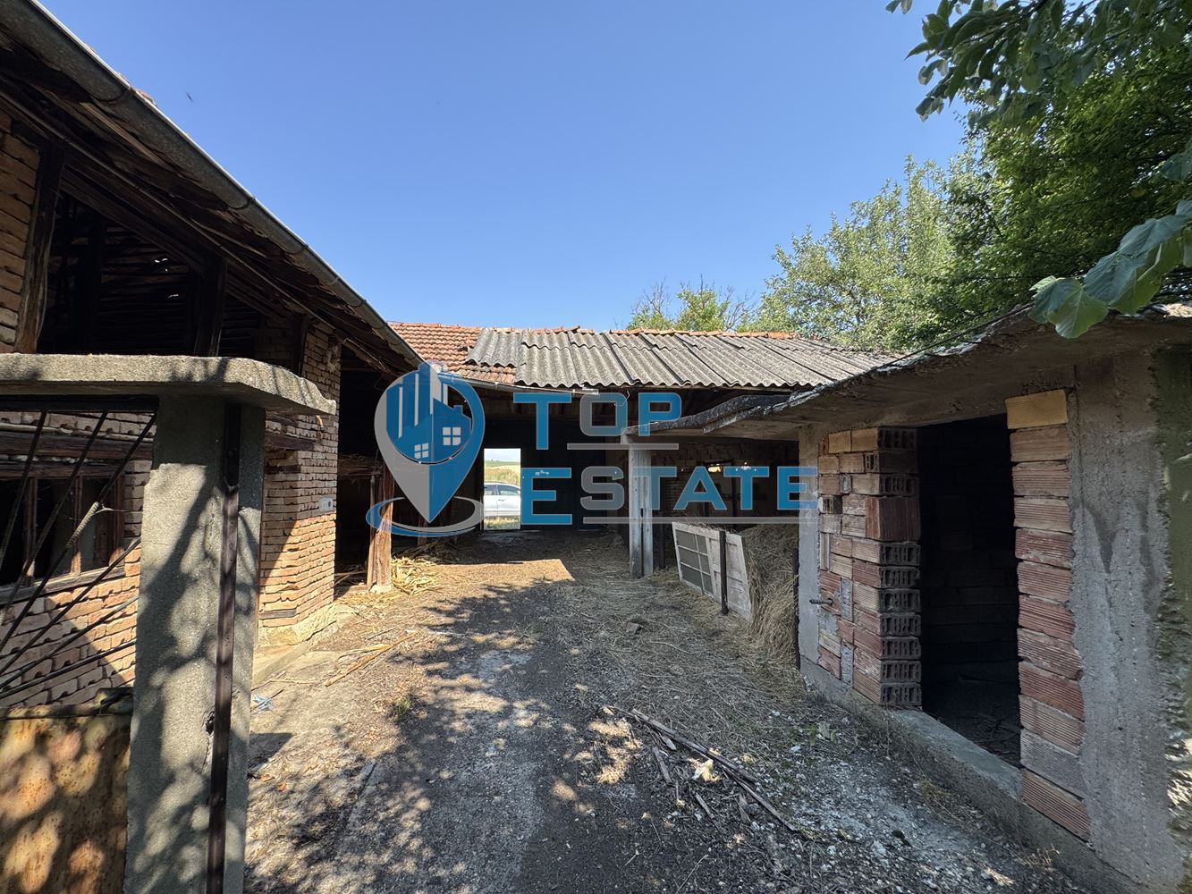 Тухлена къща с кладенец и голям двор в село Павел, област Велико Търново - 0